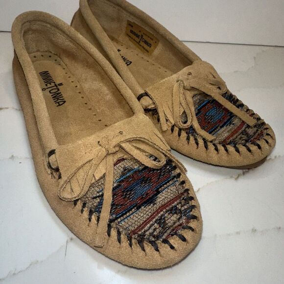 Minnetonka Moccasins size 6 Womens Suede Embroidered Aztec Brown Tan Rubber Sole - Picture 2 of 10